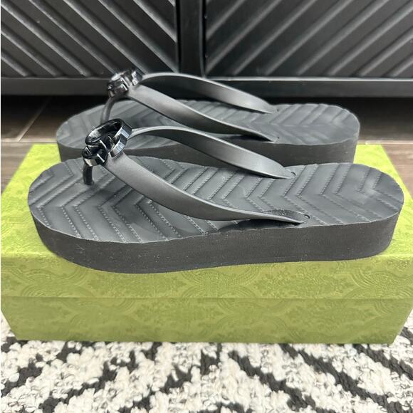 GUCCI Marmont GG Rubber Flip Flops Size 37 NEW IN BOX - Picture 3 of 7